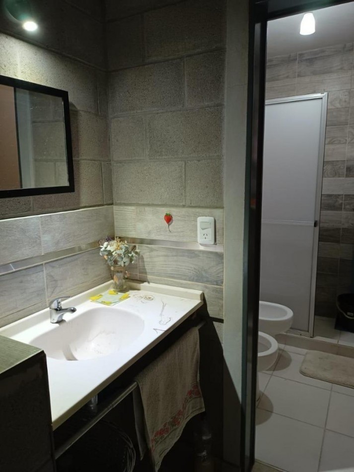 CASA CON PILETA EN VENTA - VILLA SANTA CRUZ DEL LAGO, CORDOBA.