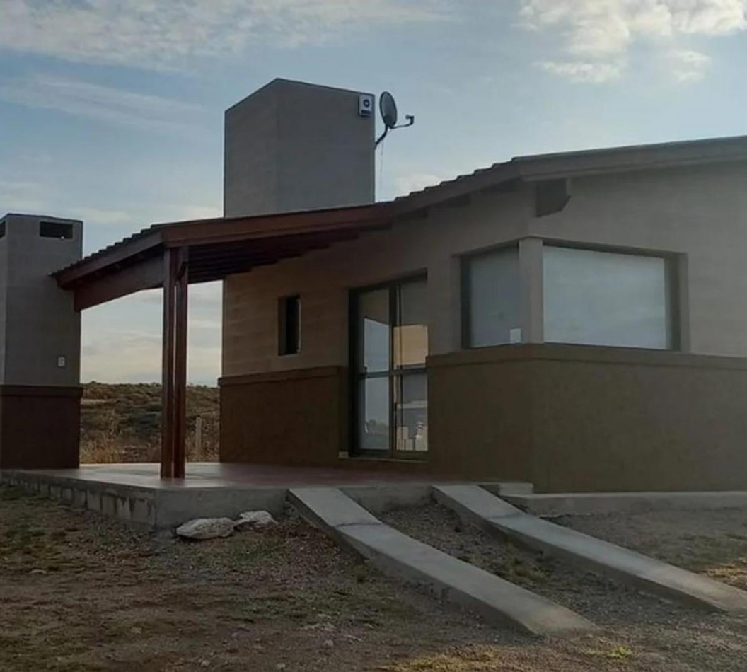 CASA CON PILETA EN VENTA - VILLA SANTA CRUZ DEL LAGO, CORDOBA.
