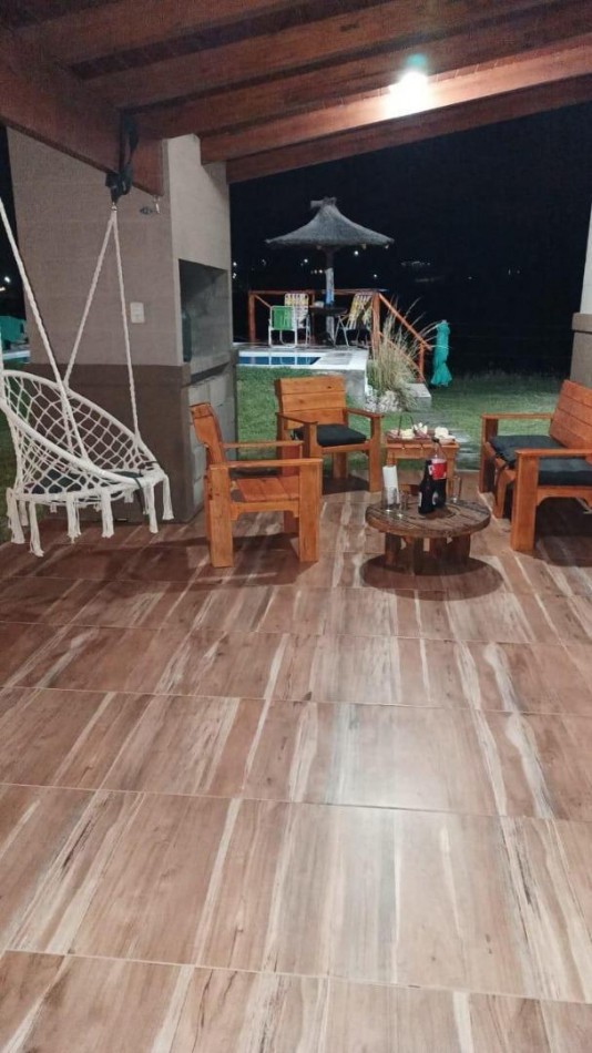 CASA CON PILETA EN VENTA - VILLA SANTA CRUZ DEL LAGO, CORDOBA.