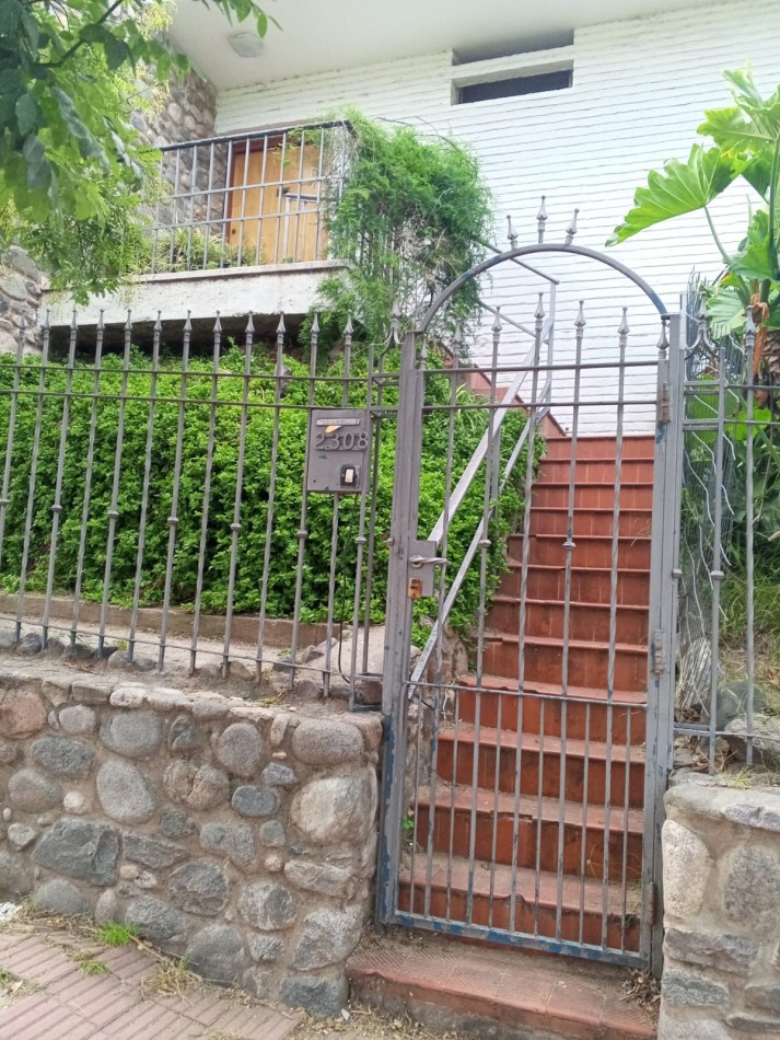 VENDO CASA DE TRES DORMITORIOS MAS 1 DE SERVICIO C/ BAÑO EN B° PARQUE CHACABUCO