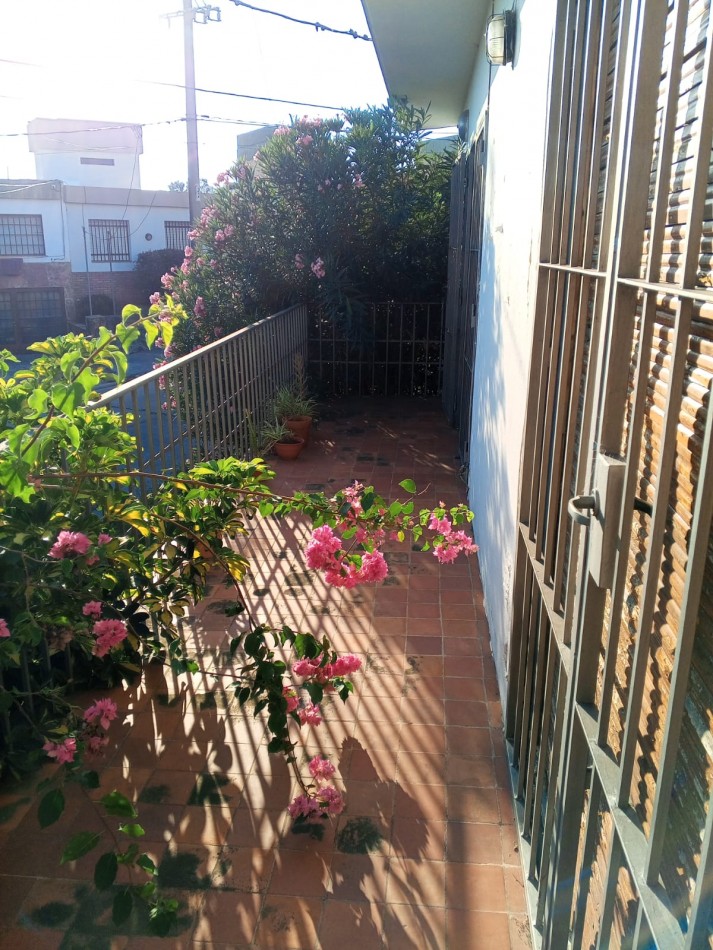 VENDO CASA DE TRES DORMITORIOS MAS 1 DE SERVICIO C/ BAÑO EN B° PARQUE CHACABUCO