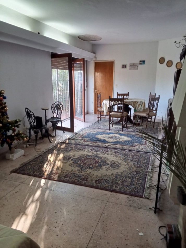 VENDO CASA DE TRES DORMITORIOS MAS 1 DE SERVICIO C/ BAÑO EN B° PARQUE CHACABUCO
