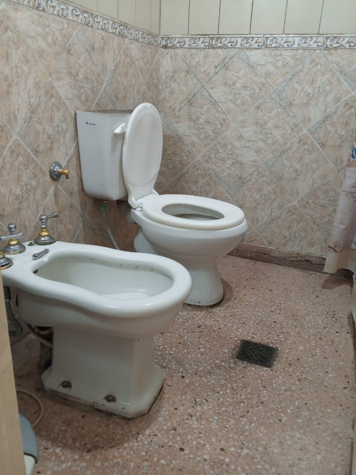 VENDO CASA DE TRES DORMITORIOS MAS 1 DE SERVICIO C/ BAÑO EN B° PARQUE CHACABUCO