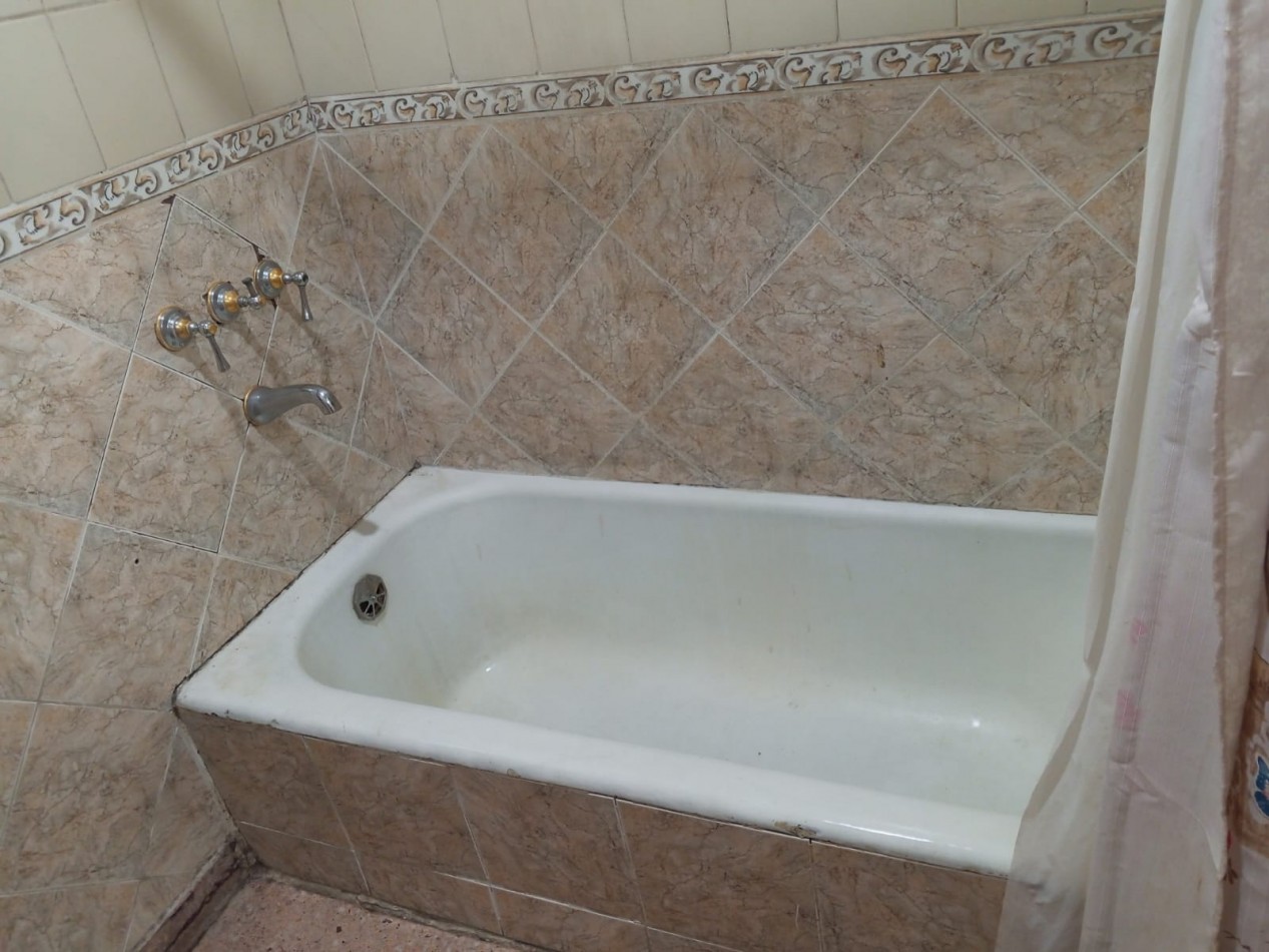 VENDO CASA DE TRES DORMITORIOS MAS 1 DE SERVICIO C/ BAÑO EN B° PARQUE CHACABUCO