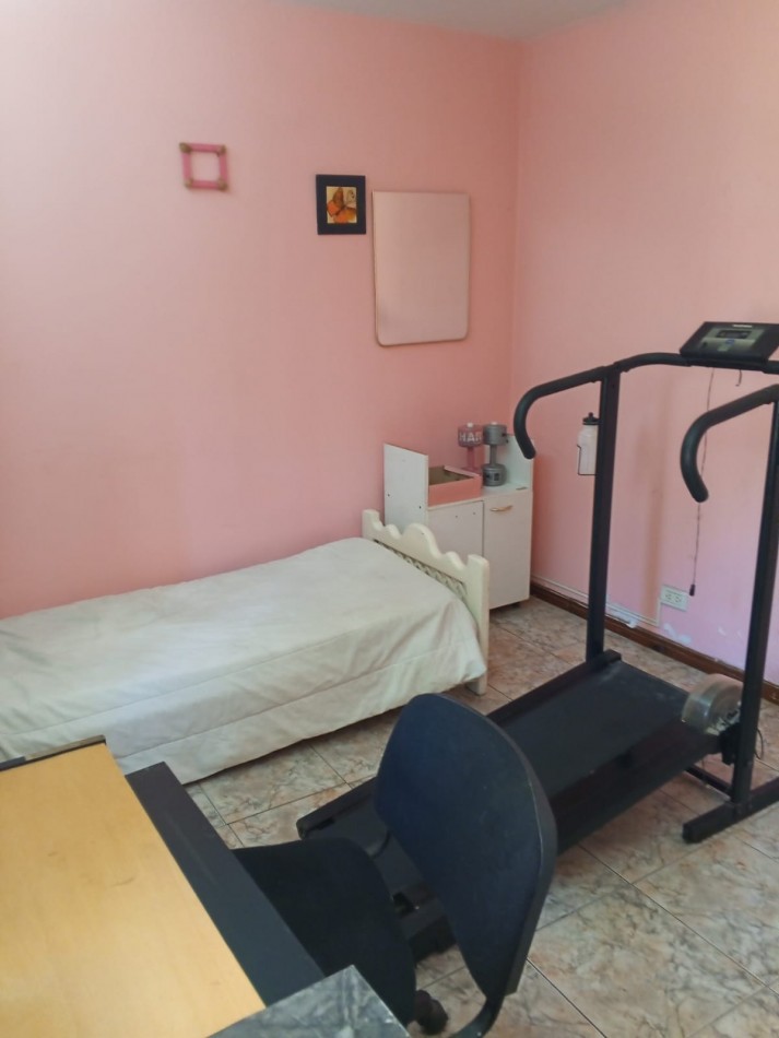 VENDO CASA DE TRES DORMITORIOS MAS 1 DE SERVICIO C/ BAÑO EN B° PARQUE CHACABUCO