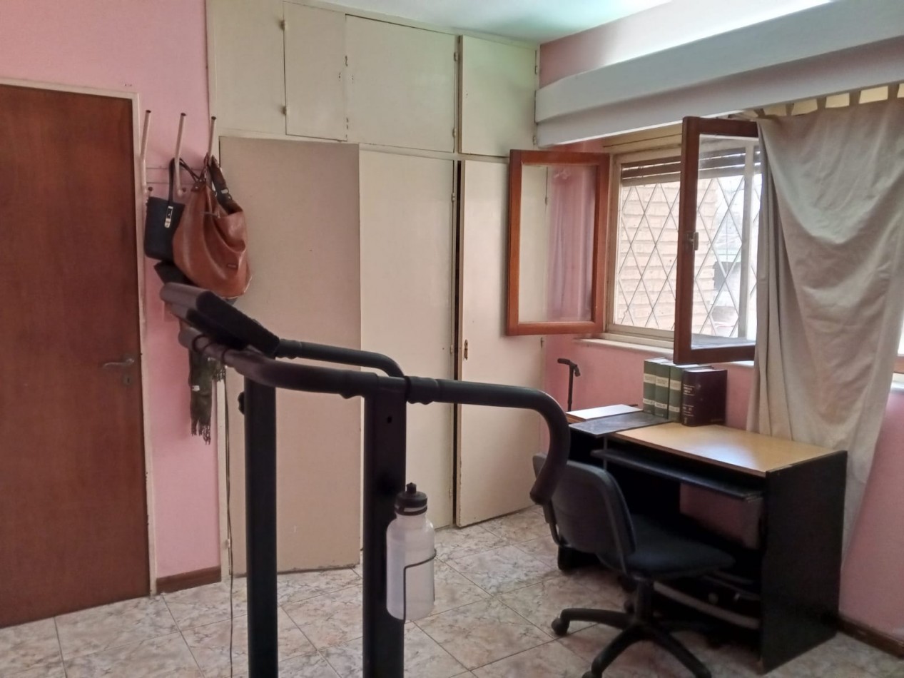 VENDO CASA DE TRES DORMITORIOS MAS 1 DE SERVICIO C/ BAÑO EN B° PARQUE CHACABUCO