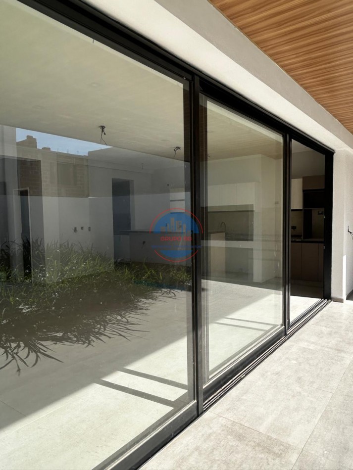 RINCONES DE MANANTIALES - CASA DE 3 DORMITORIOS Y COCHERA DOBLE.