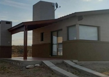 CASA CON PILETA EN VENTA - VILLA SANTA CRUZ DEL LAGO, CORDOBA.